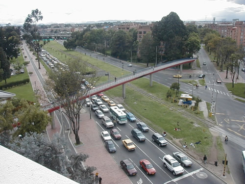 Puente peatonal de la NQS por calle 94, el cual será retirado y remplazado por un paso semaforizado, mientras se construyen las obras del deprimido