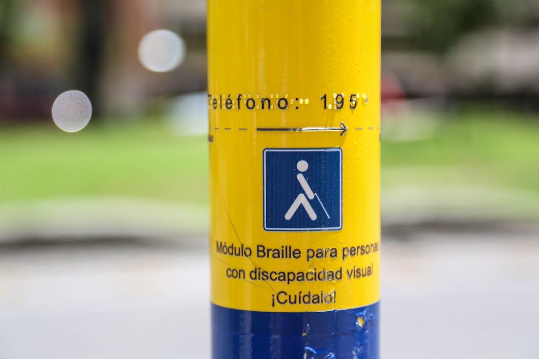 Poste de semaforo con señalización braille