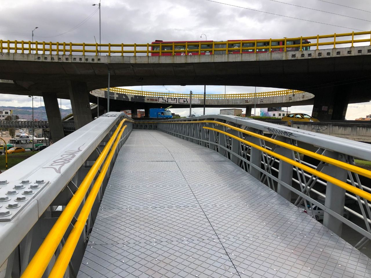 Foto puente peatonal de la Carrera 30 con Calle 6ta
