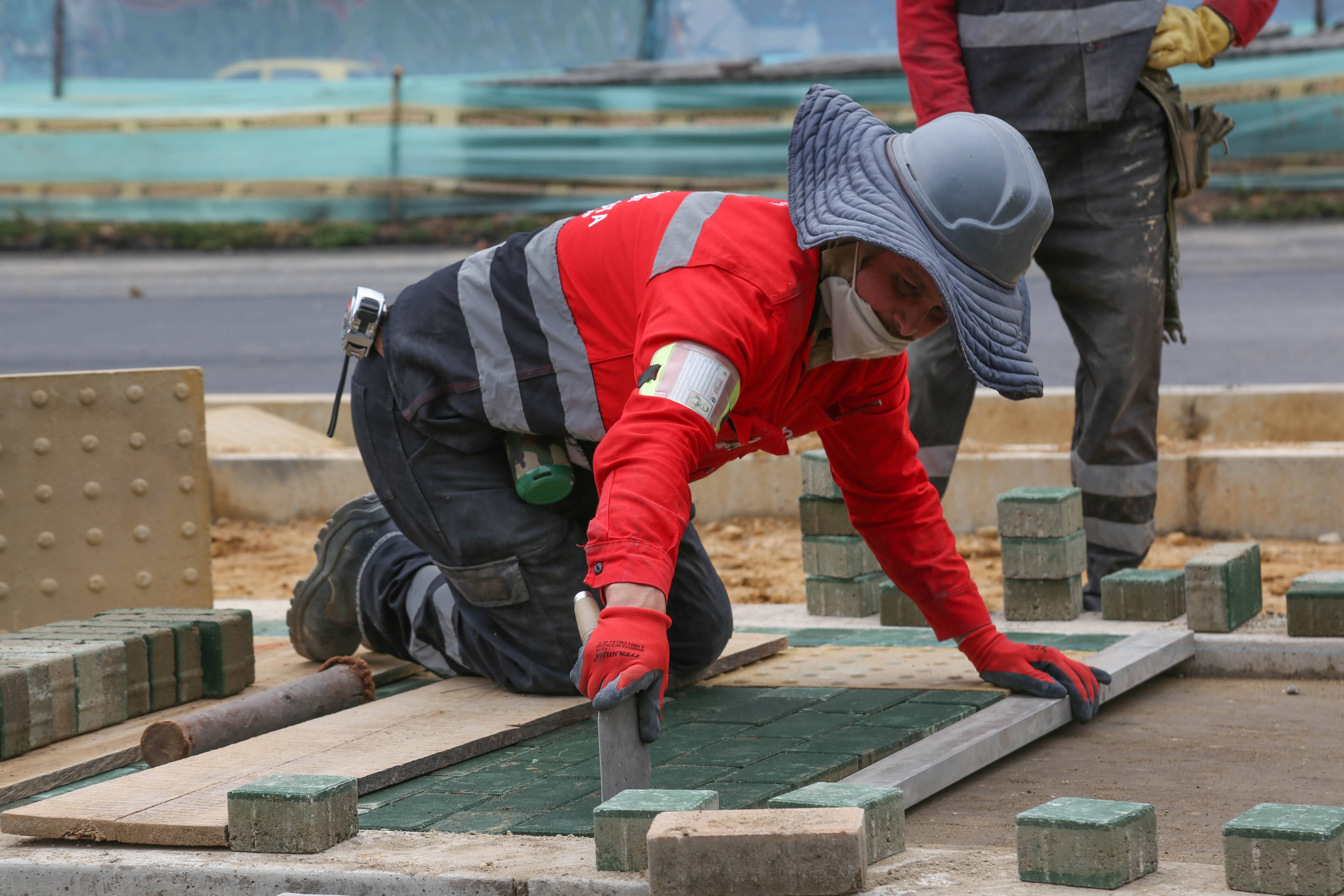 Fotografía de trabajador en obra en espacio público 