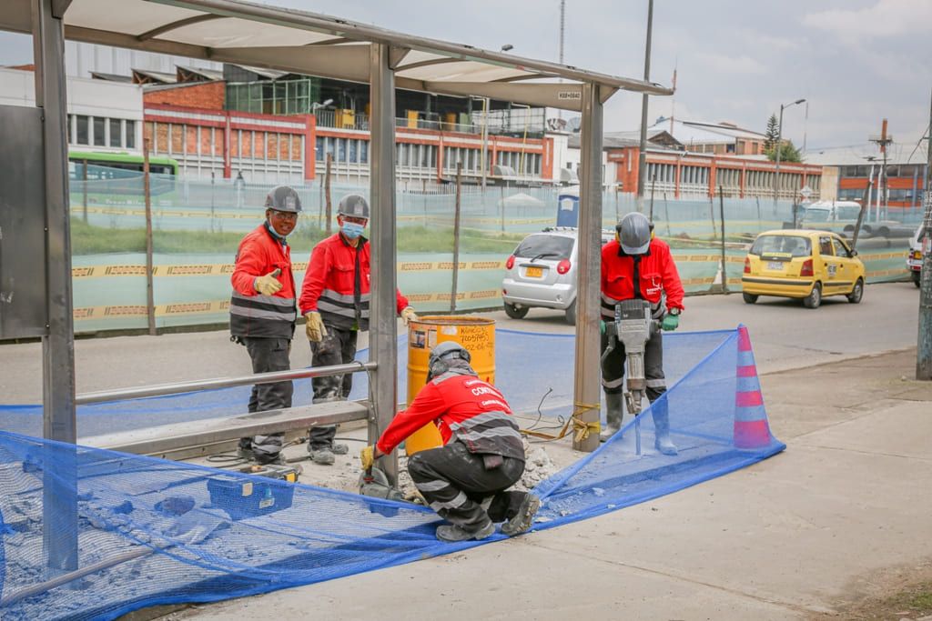 personas trabajando en obras de infraestructura