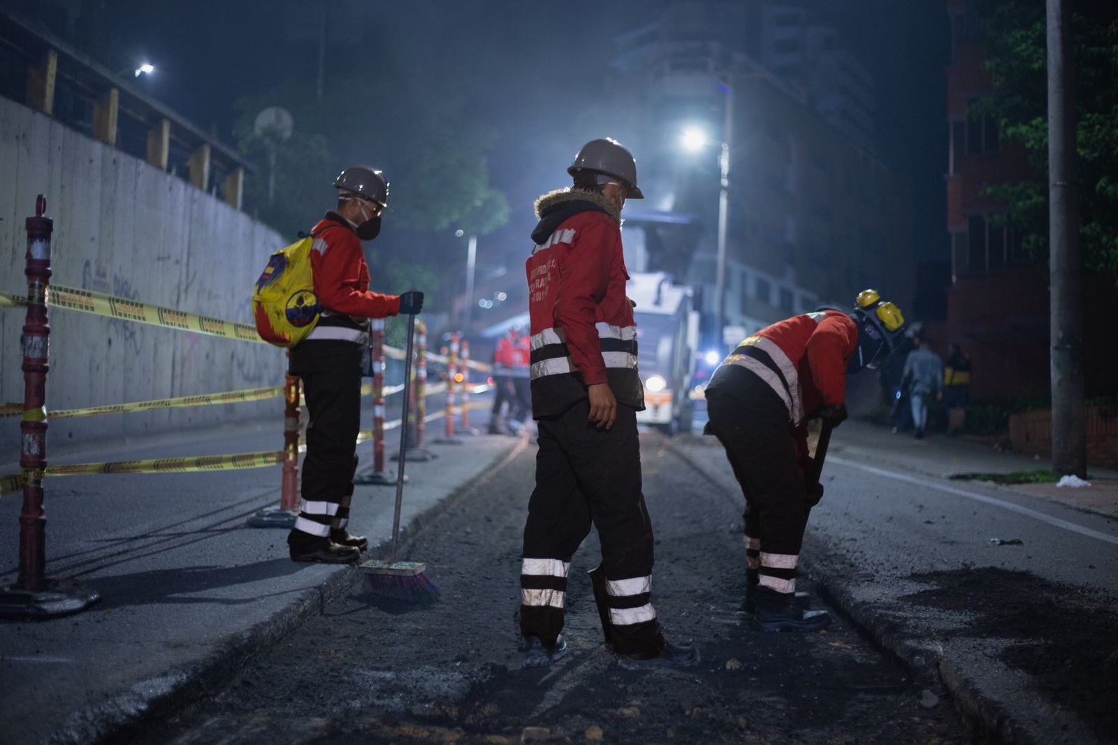 Trabajadores mantenimiento nocturno malla vial  