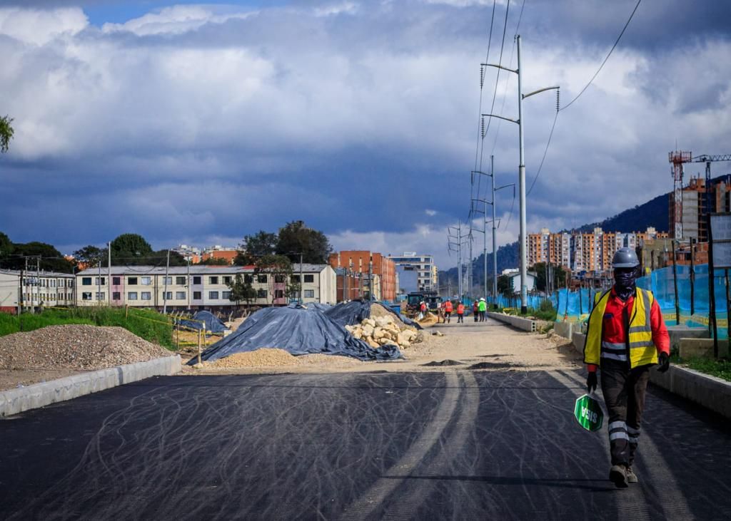 Fotografía trabajador de IDU en obra de avenida Laureano Gómez