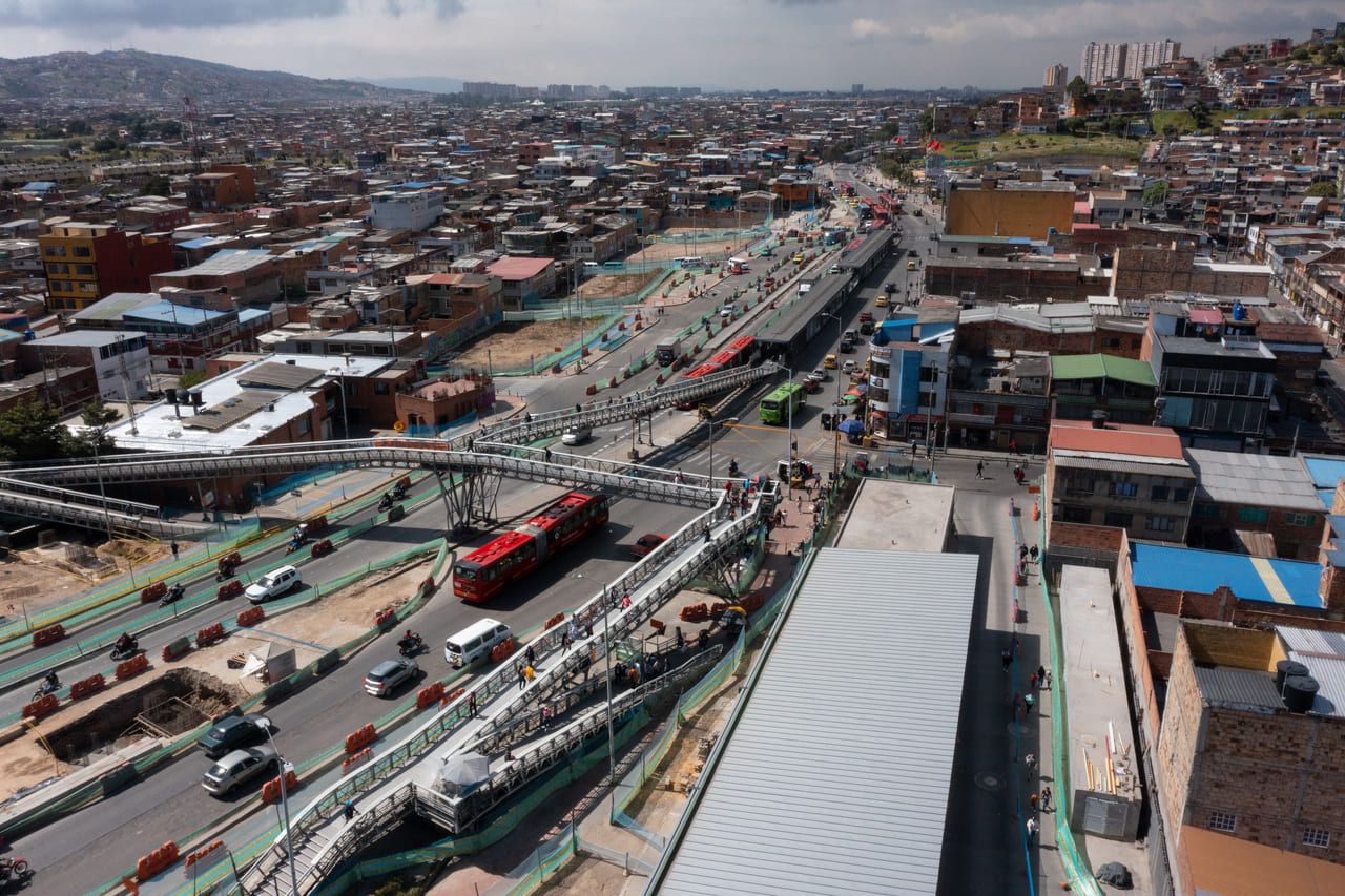 puente peatonal Molinos en extensión de la Troncal Caracas