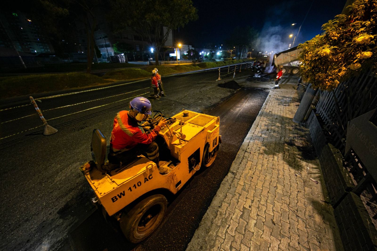 contratistas trabajando en obras de conservación de la malla vial