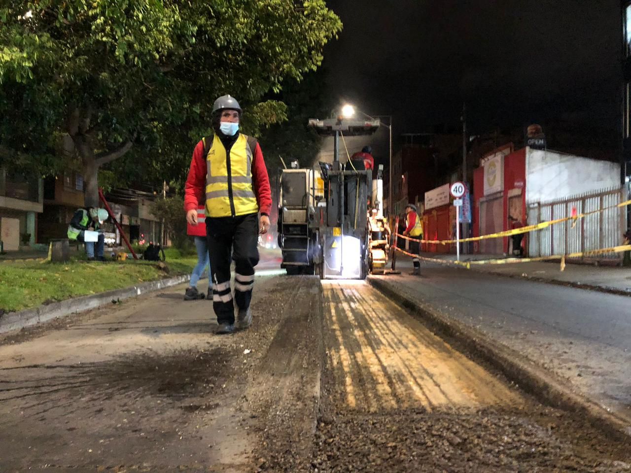 foto nocturna mantenimiento malla vial