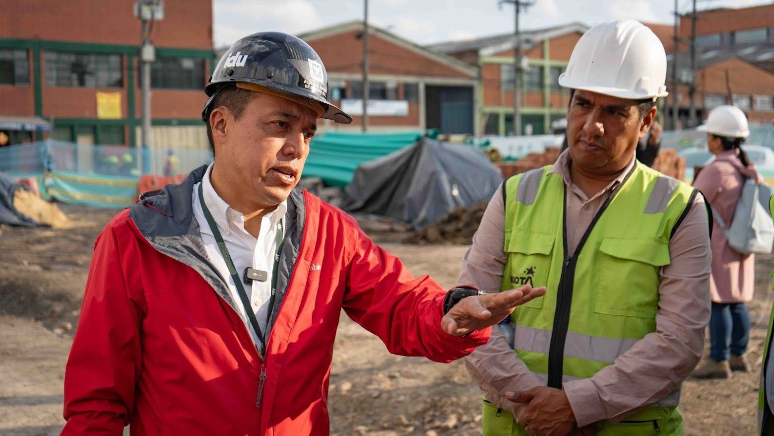 El director del IDU, Orlando Molano, conversa con el quipo de obra. Extiende su mano y uno de los acompañantes lo mira atentamente