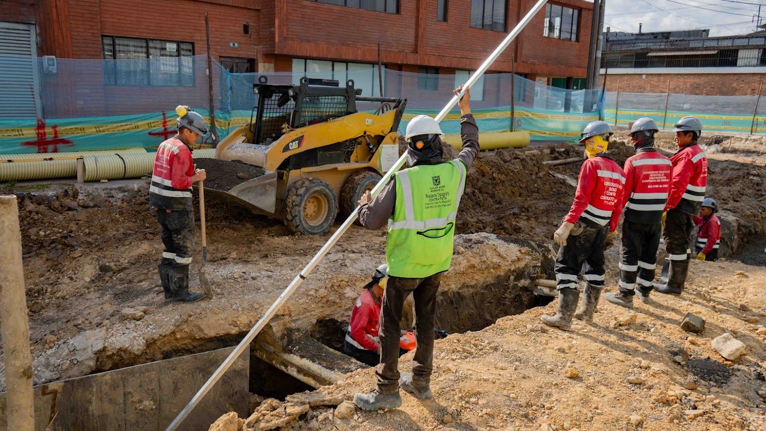 Un grupo de trabajadores de obra participan en la apertura de una zanja