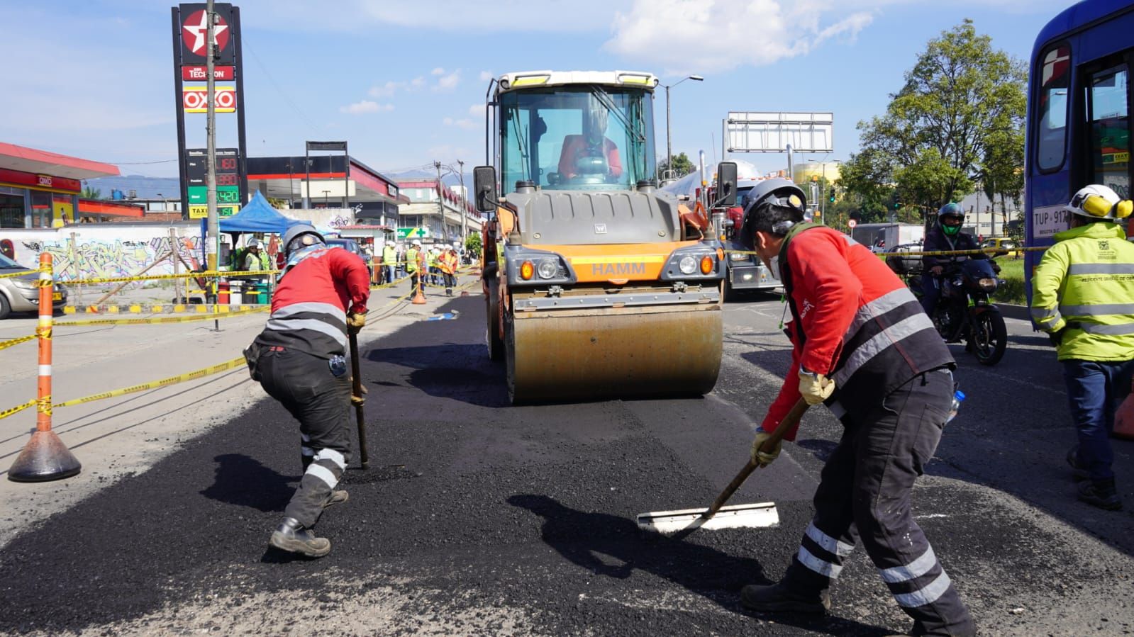 Trabajadores de obra en mantenimiento vial 