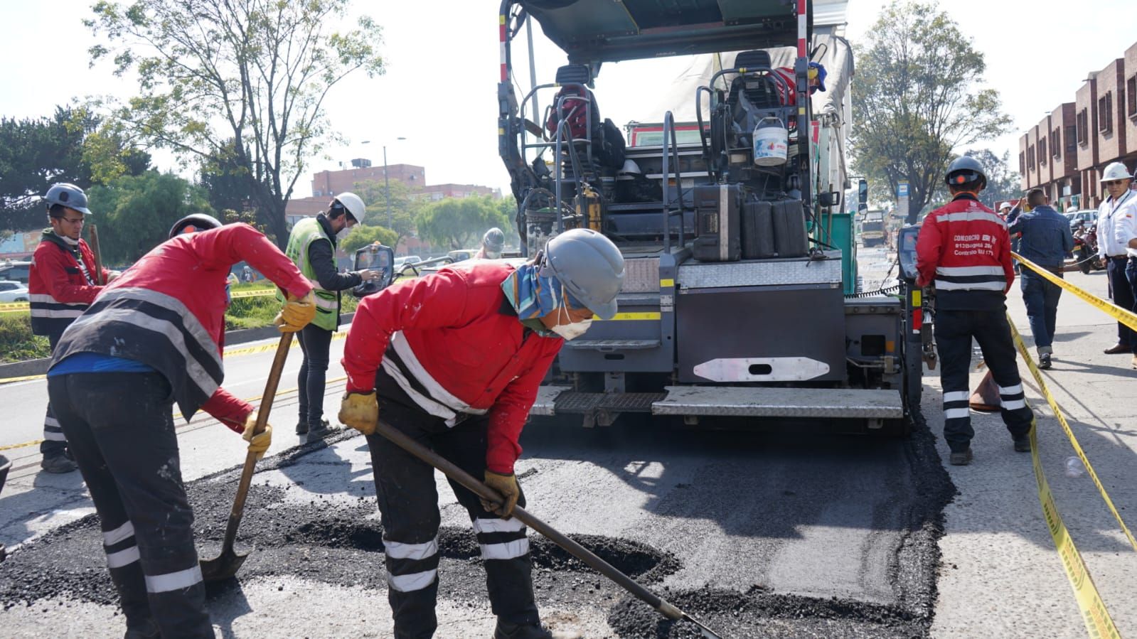 Trabajadores de obra realizan labores para el cambio de asfalto
