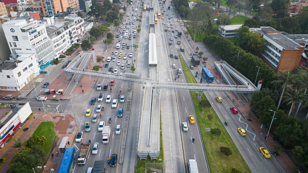 Imagen área de la estación Universidad Nacional. Se ve el puente peatonal en el centro y el flujo vehícular en ambos costados