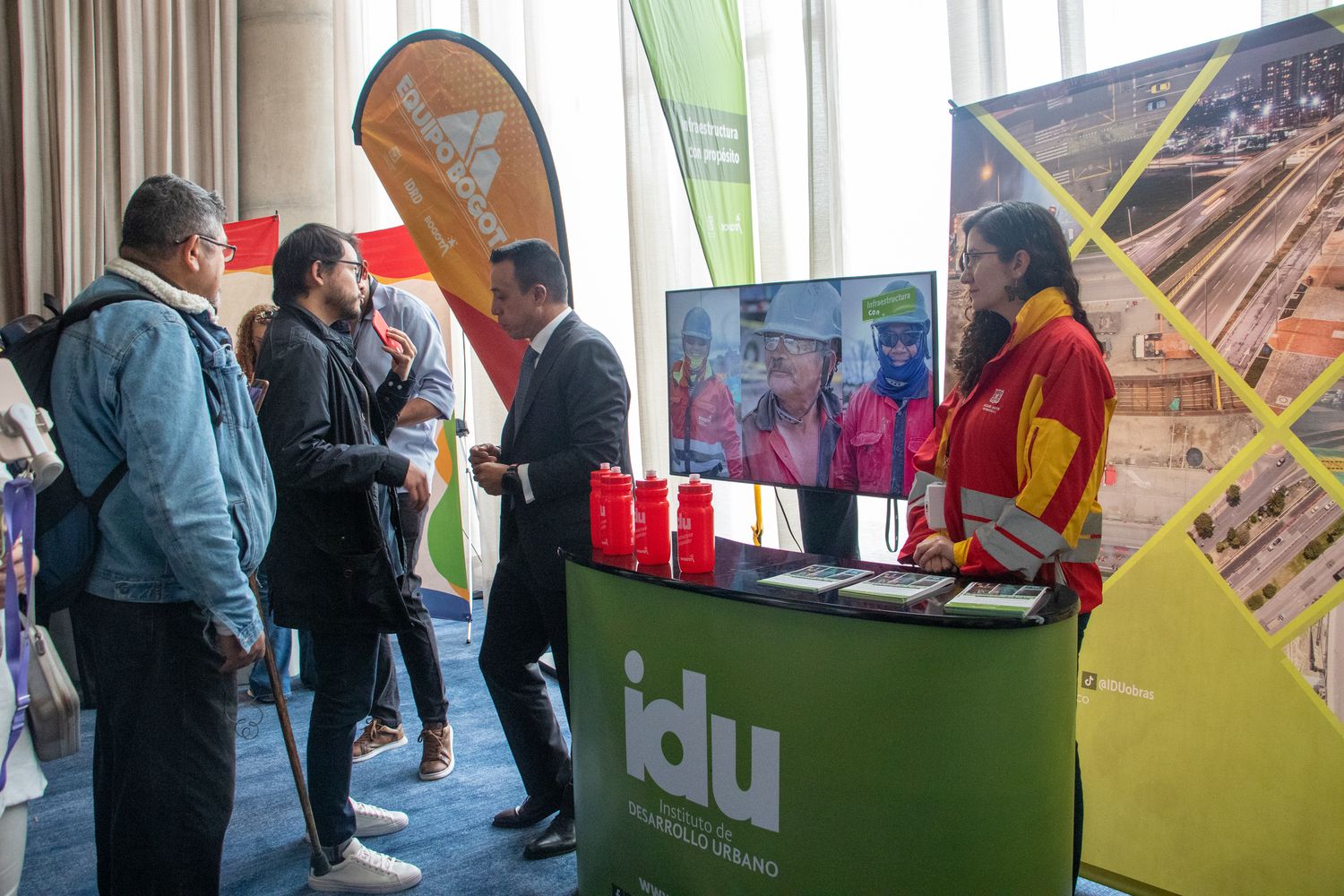 Orlando Molano, director del IDU, conversa con asistentes al lanzamiento de la Media Maratón de Bogotá 