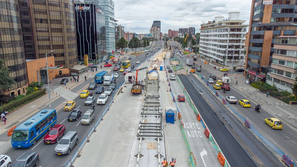 Fotografía panorámica de la avenida 68. En el centro se ve las bases de lo que será la nueva estación de TrnsMilenio