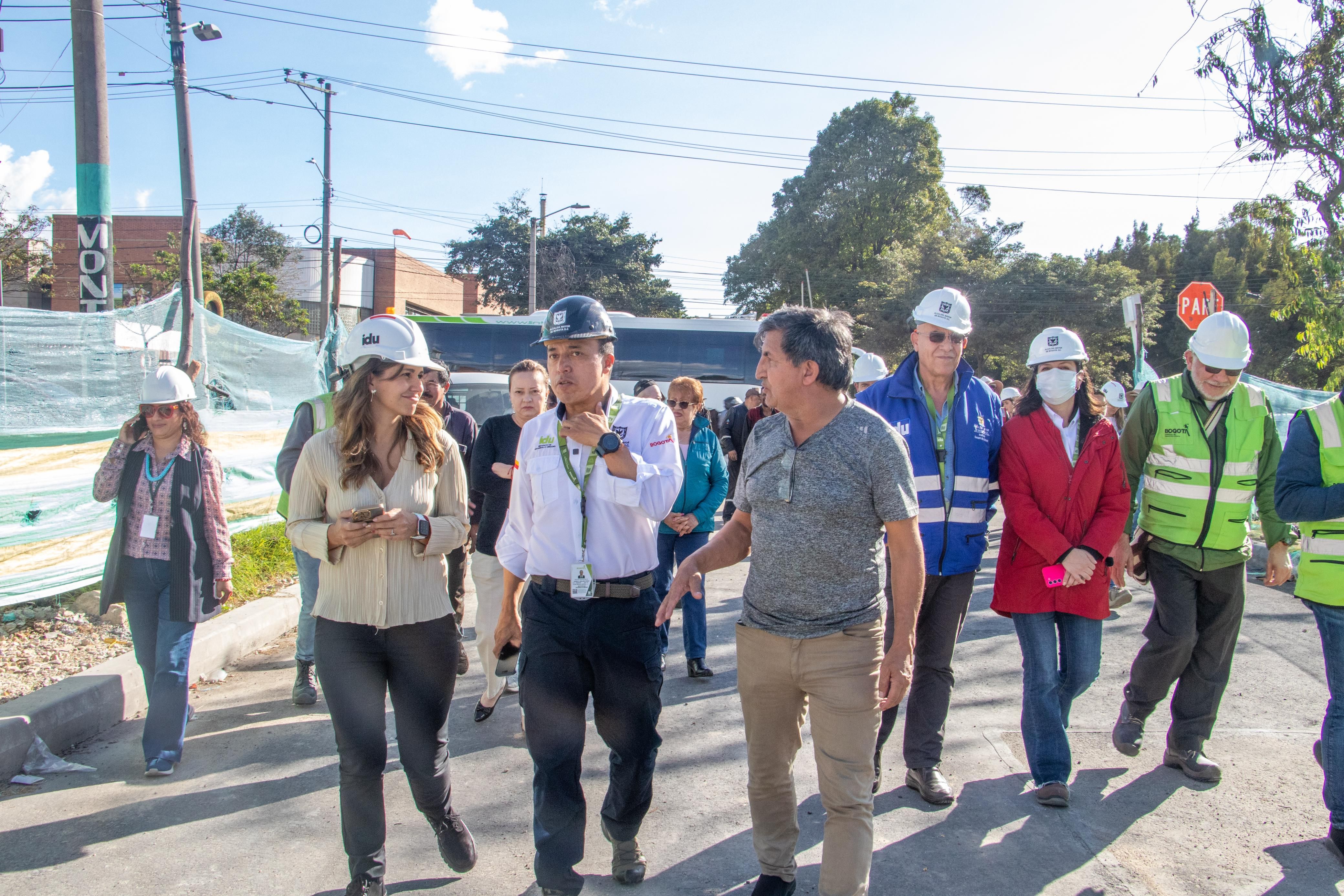 El director del IDU, Orlando Molano, camina con la comunidad de Kennedy