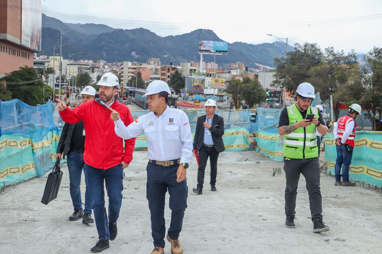 El alcalde, Carlos Fernando Galán, y el alcalde, Carlos Fernando Galán, recorren el grupo 8 de la construcción del proyecto Avenida 68