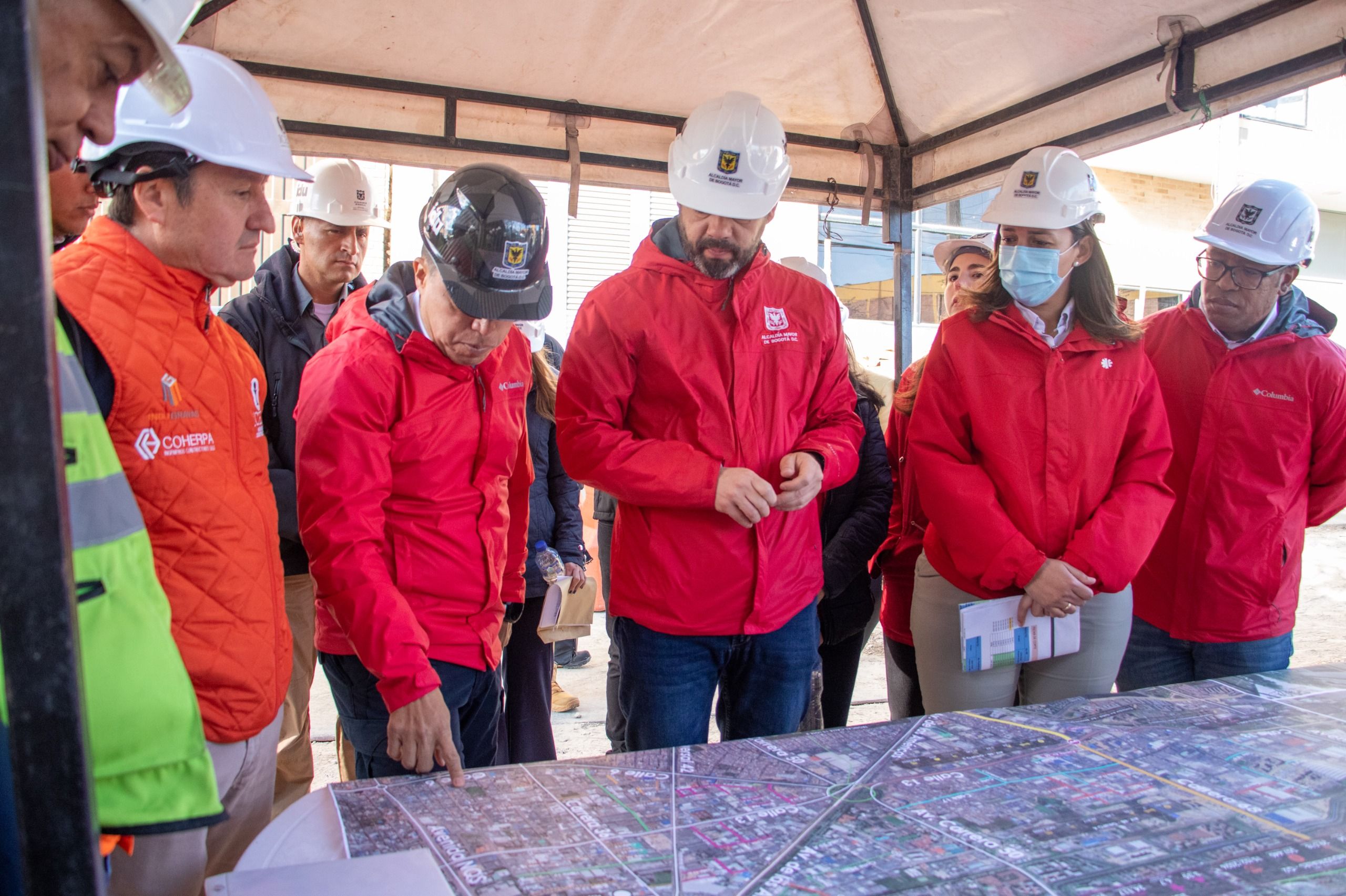 El director del IDU, Orlando Molano, le muestra al alcalde, Carlos Fernando Galán, los detalles del proyecto sobre un pllano impreso
