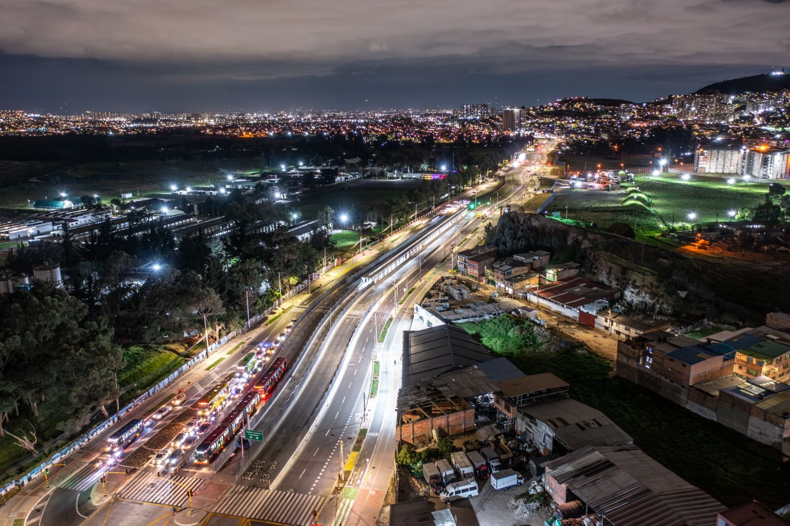 Fotografía aérea, nocturna, de la Nueva Caracas Sur, que reduce los tiempos en el trayecto entre el Portal Usme y la estación Molinos en un 45%