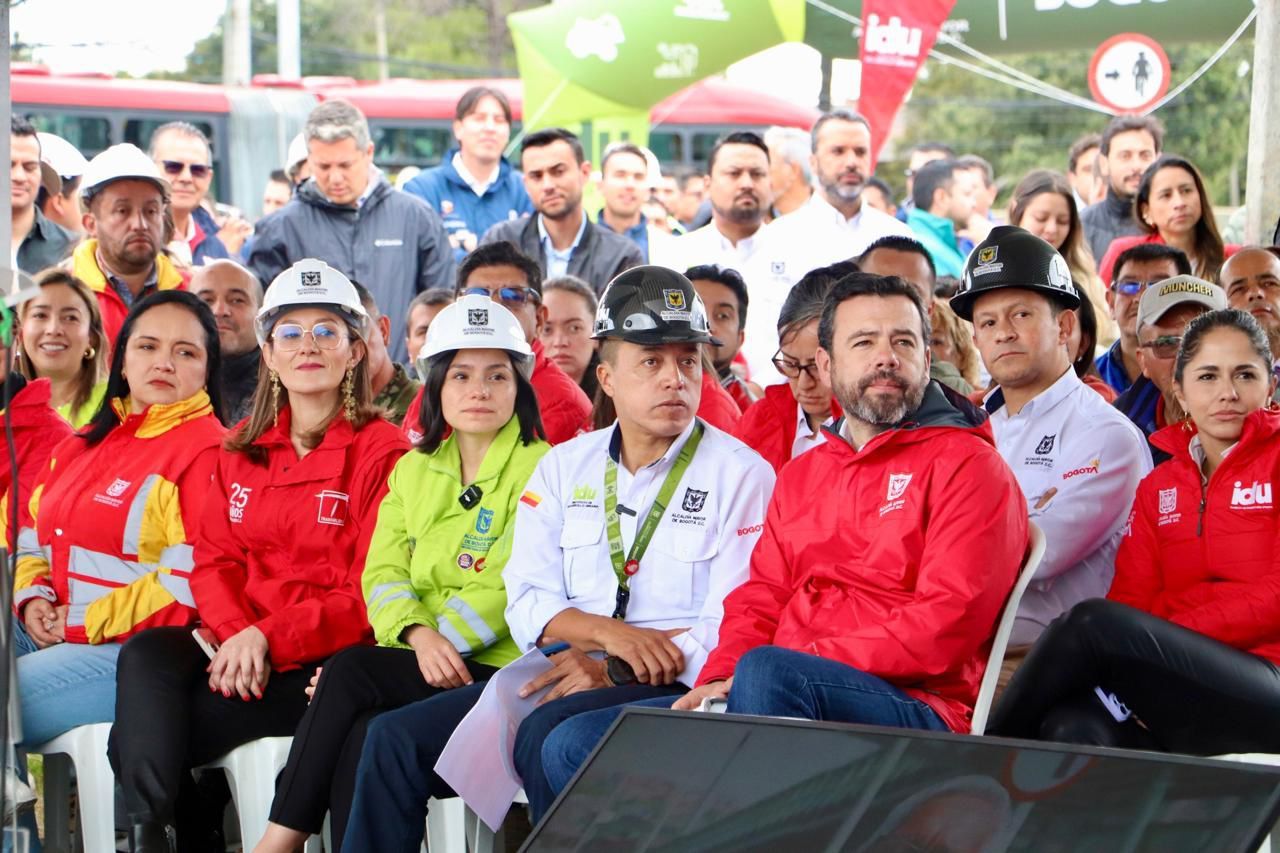 El alcalde, Carlos Fernando Galán, junto a los directivos del sector movilidad durante la entrega de la Nueva Caracas Sur