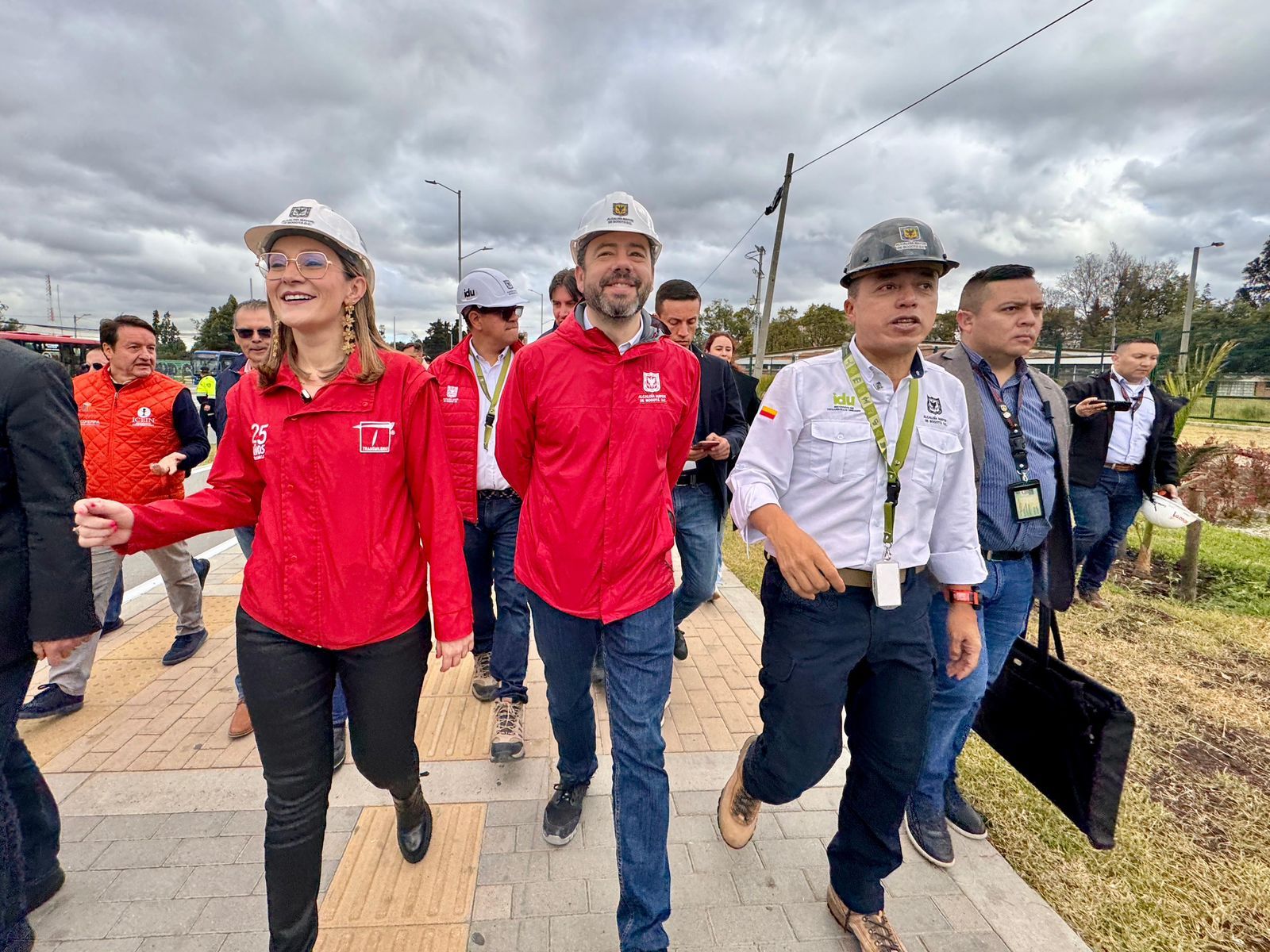 El alcalde, Carlos Fernando Galán, la gerente de TransMilenio, María Fernanda Ortiz, y el director del IDU, Orlando Molano, recorren la nueva Caracas sur durante su entrega a la ciudadanía