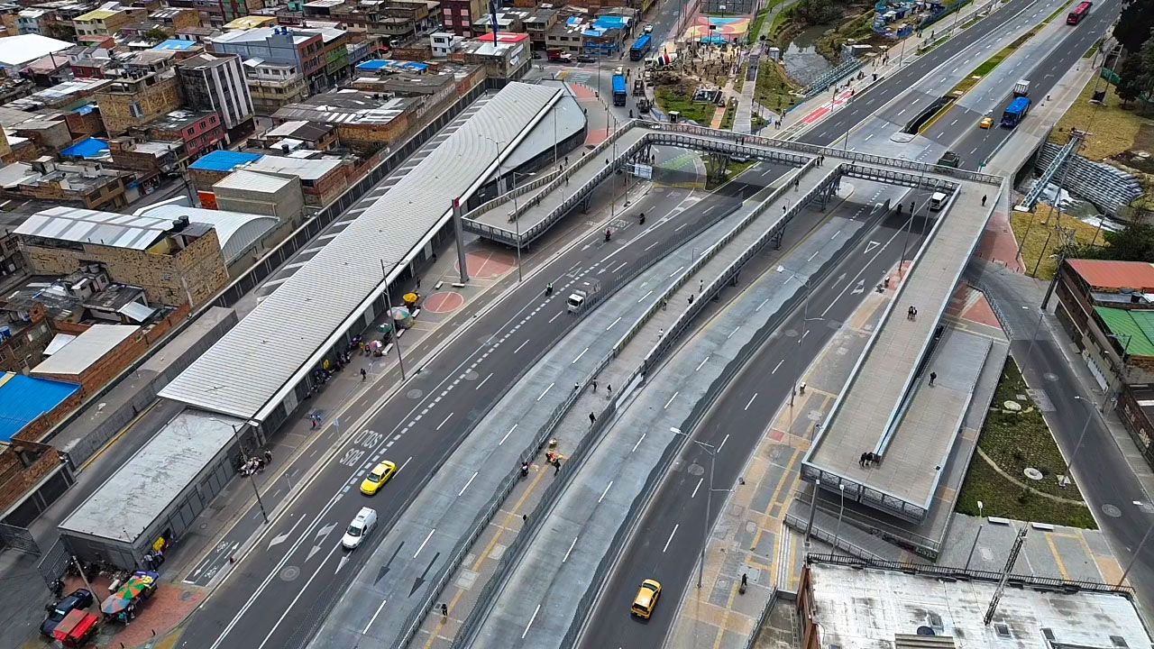 El puente peatonal Molinos, tiene 260.7m de longitud (incluidas las rampas de acceso) y 5.2m de ancho. Conecta la estación alimentadora Molinos con la estación de TransMilenio Molinos