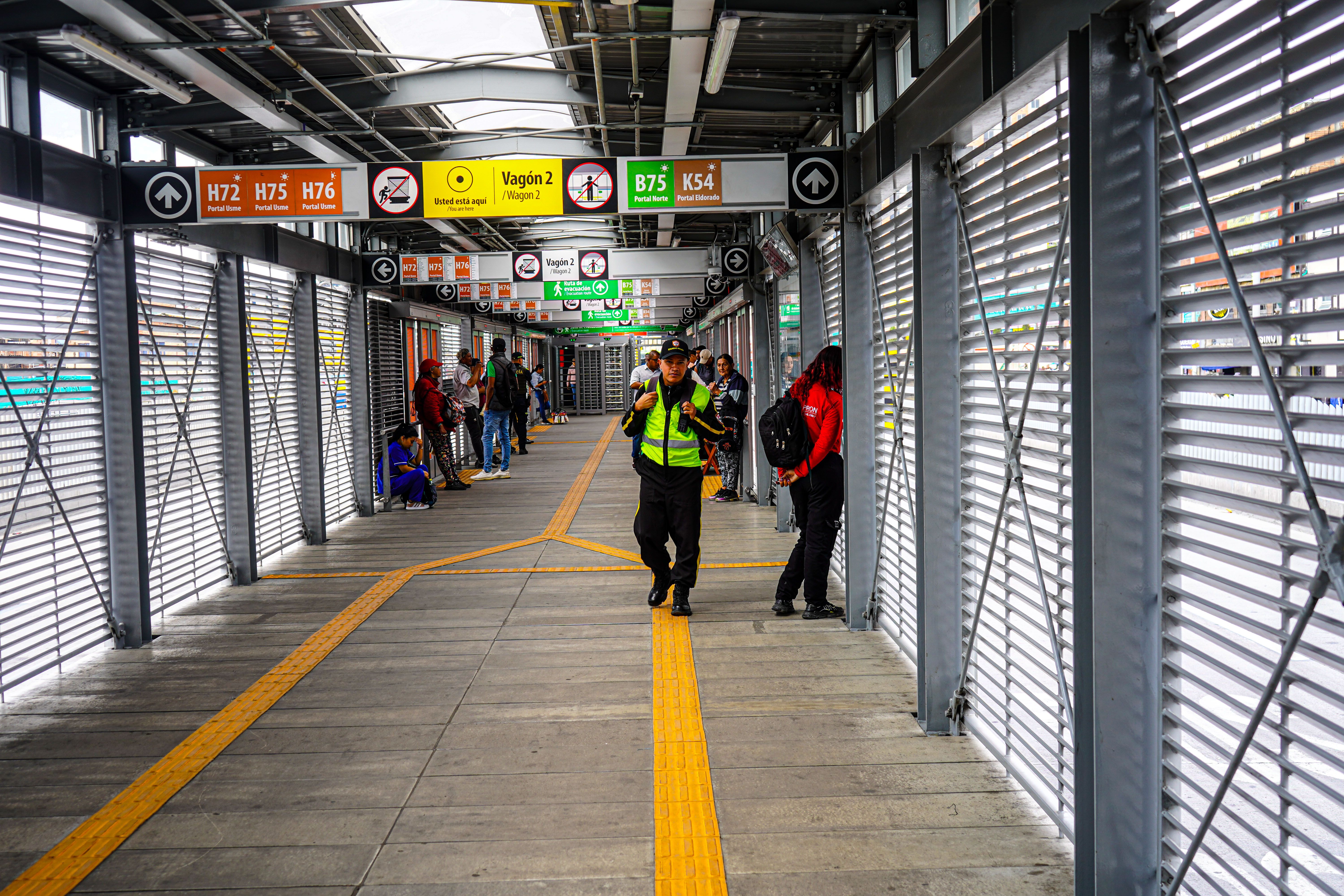Nueva estación de TransMilenio &quot;Molinos&quot; con cerramientos en celosía