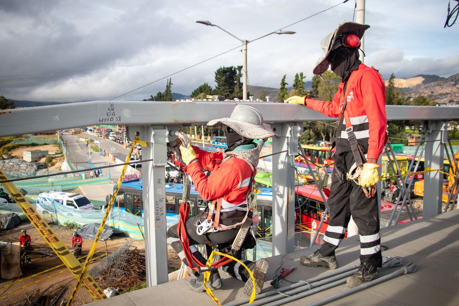 Más de 3.000 personas trabajaron en la construcción de este proyecto, en diferentes cargos, como estos soladadores que trabajan en el puente peatonal Molinos