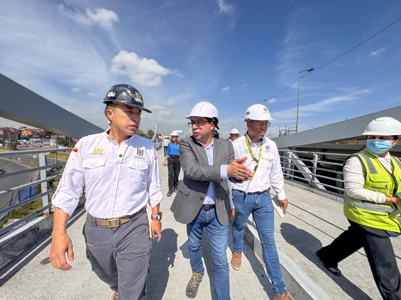 El director del IDU, Orlando Molano, verifica los avances en la construcción de esta megaestructura