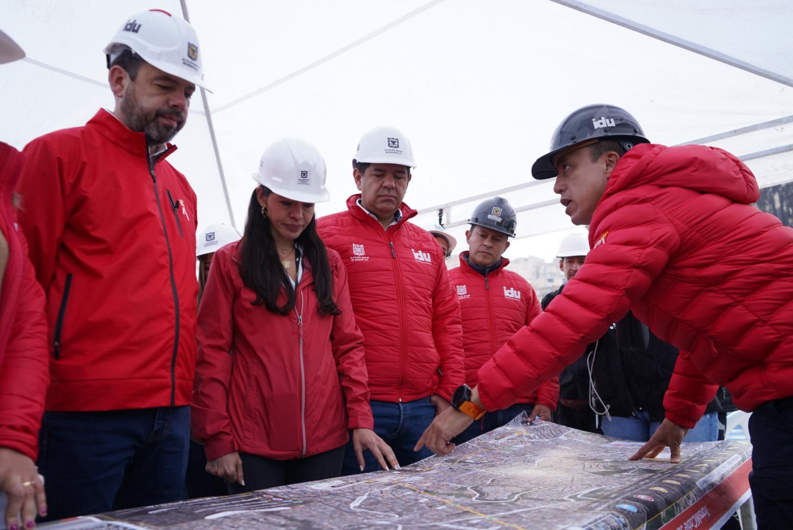 El director del IDU, Orlando Molano, le muestra, sobre planos, la distribución de las torres al alcalde Carlos Fernando Galán