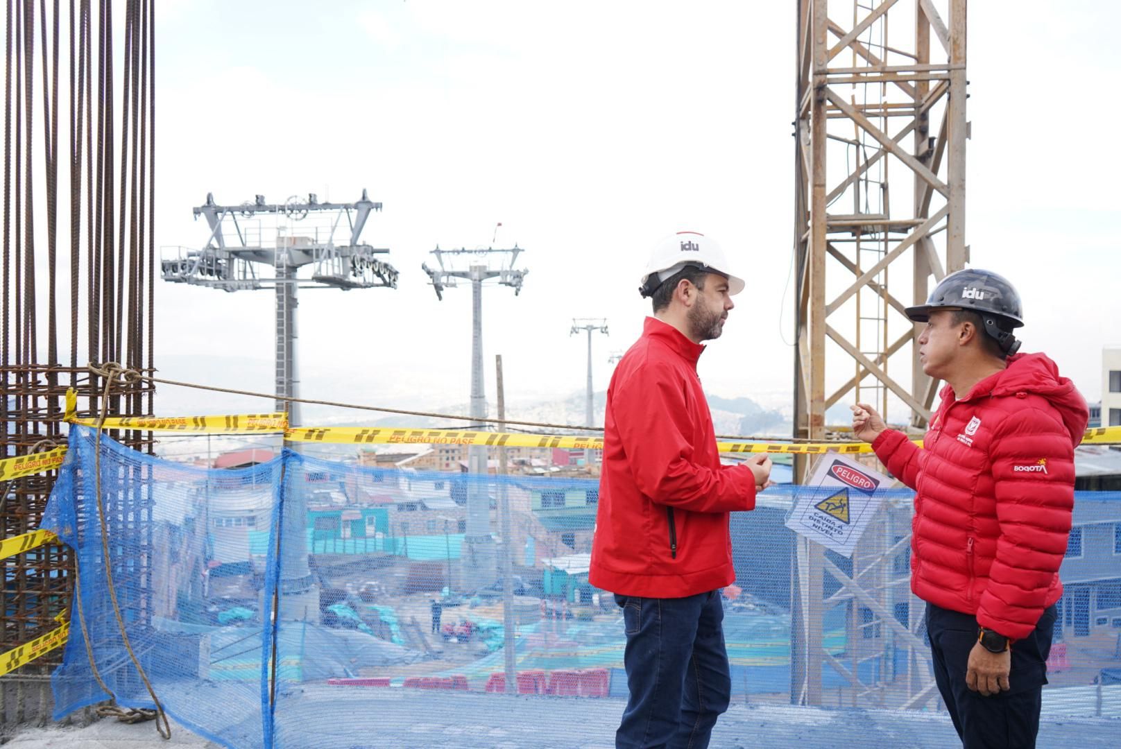 El alcalde, Carlos Fernando Galán, y el director del IDU, Orlando Molano, revisan los avances en el izaje de torres en la construcción del TransMiCable San Cristóbal