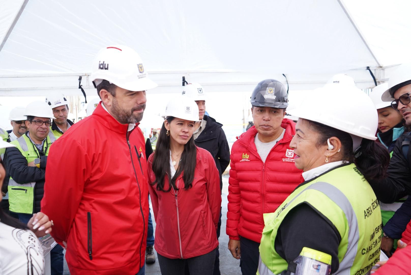 El alcalde, Carlos Fernando Galán, y el director del IDU, Orlando Molano, conversan con la interventoría del proyecto