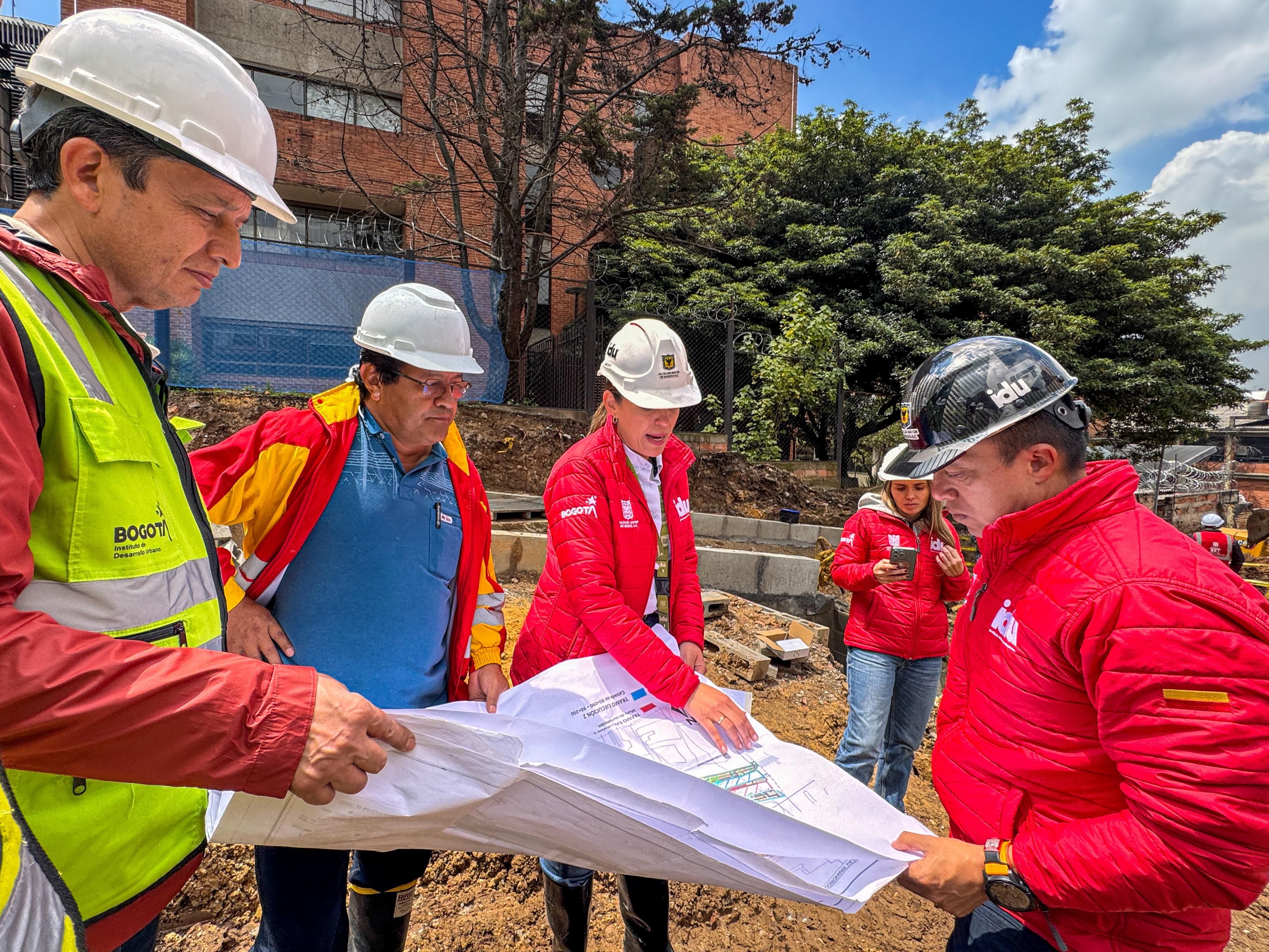El director del IDU, Orlando Molano, revisa y supervisa en terreno los planos de la obra
