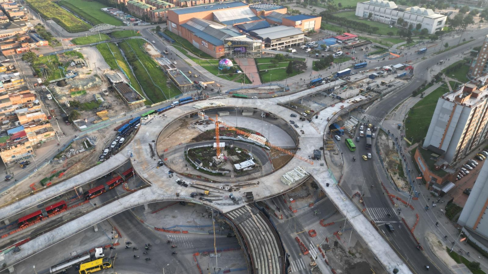 Desde el aire se ven completo 5 de los 8 ramales (accesos y salidas) que tendrá esta glorieta elevada