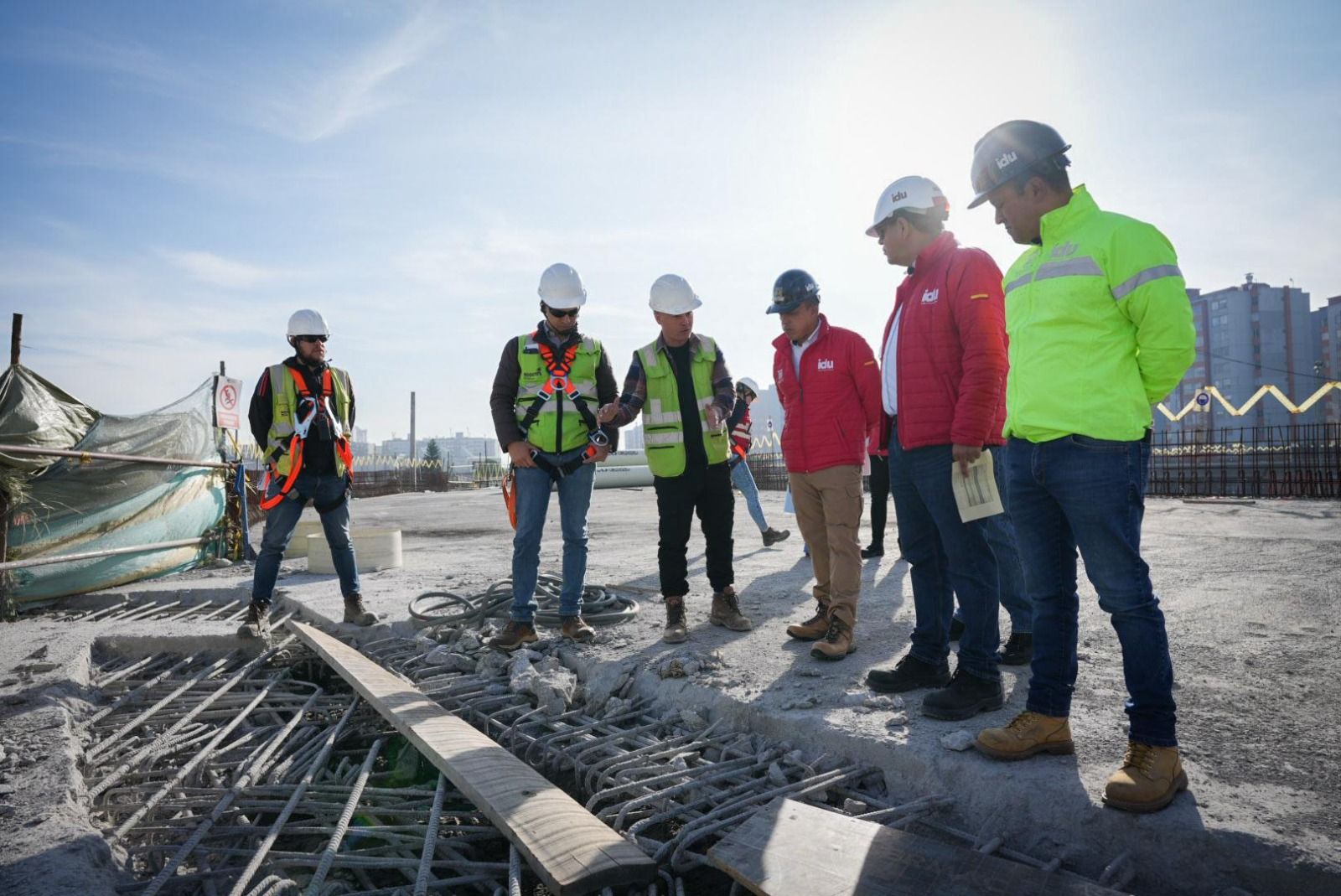 Orlando Molano, director del IDU, conversa con los ingenieros de la obra sobre los avances del gruo 4 de la avenida Ciudad de Cali