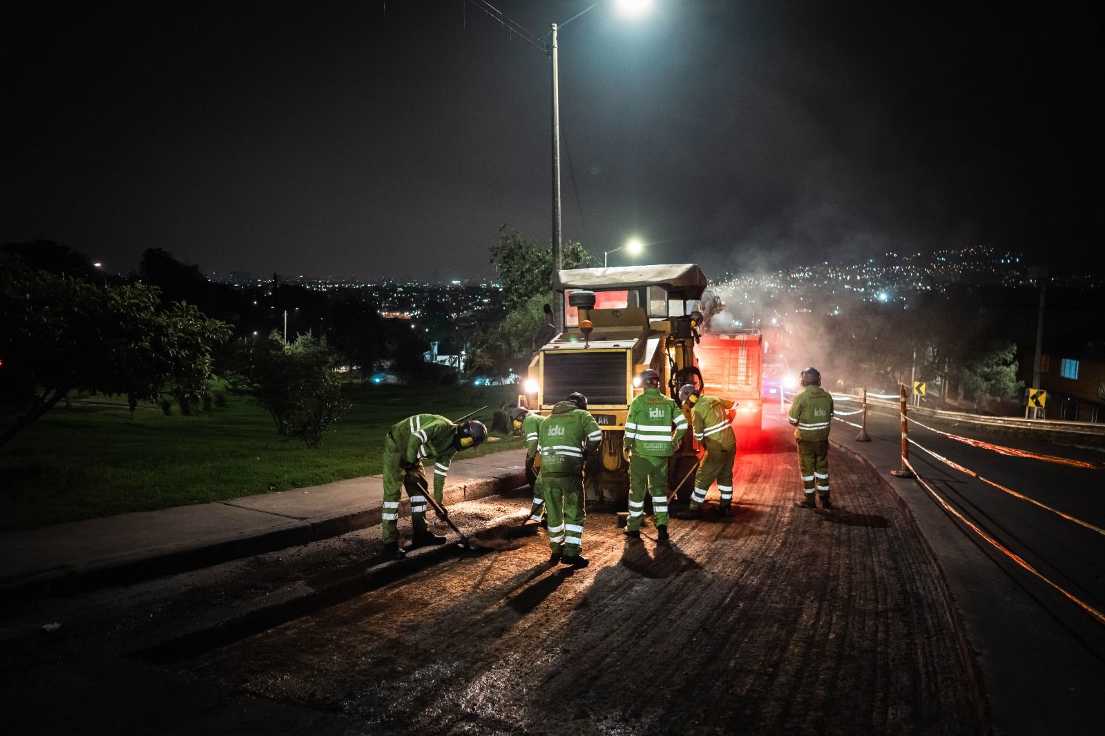En horas de la noche el equipo Tapahuecos interviene la malla vial en corredores estratégicos de la ciudad