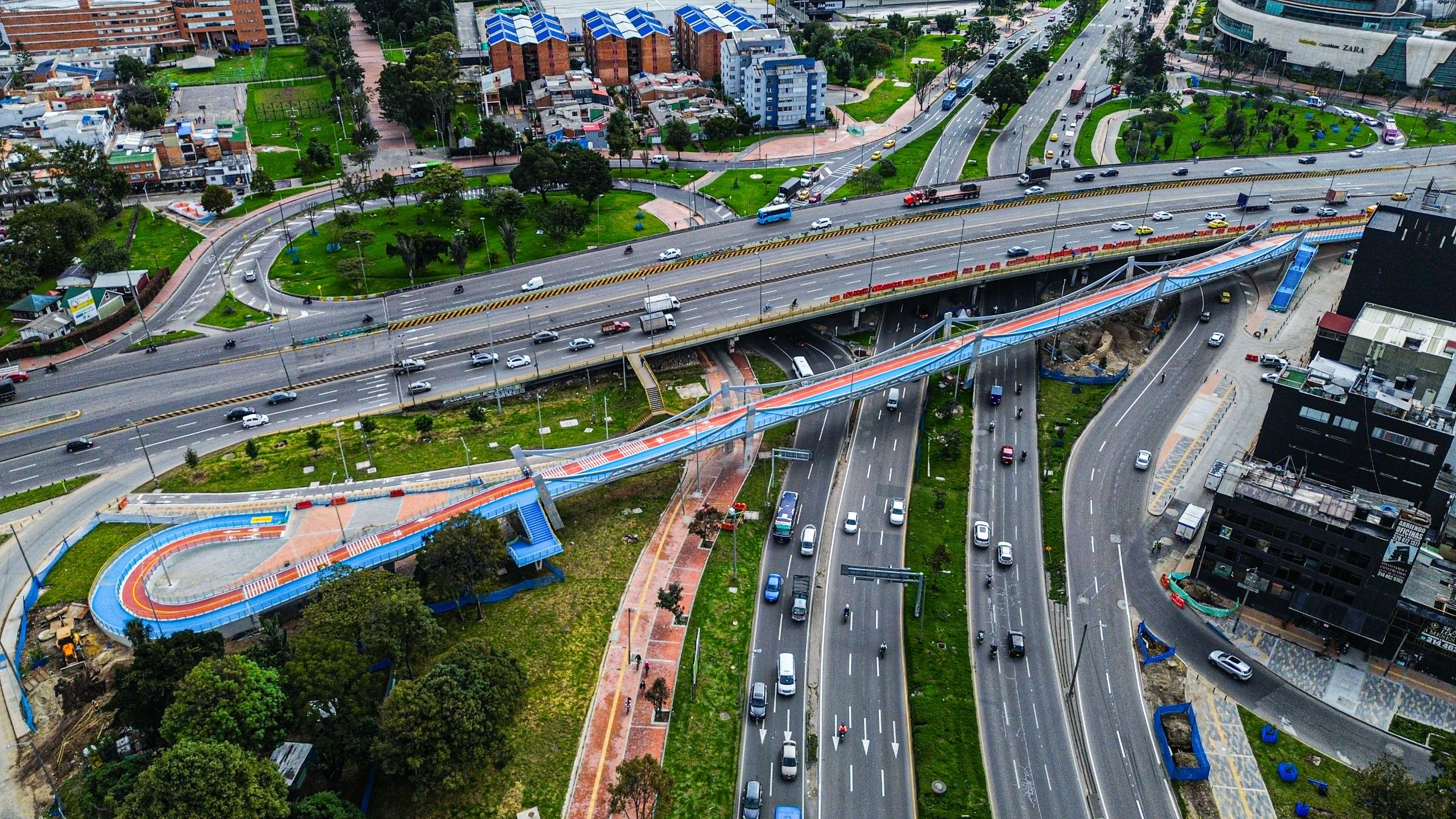 El ciclopuente atraviesa la avenida Boyacá y tiene colores diferenciados para peatones y ciclistas