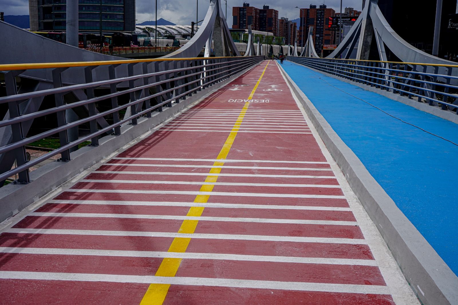 Con colores se marca el espacio para peatones y ciclistas