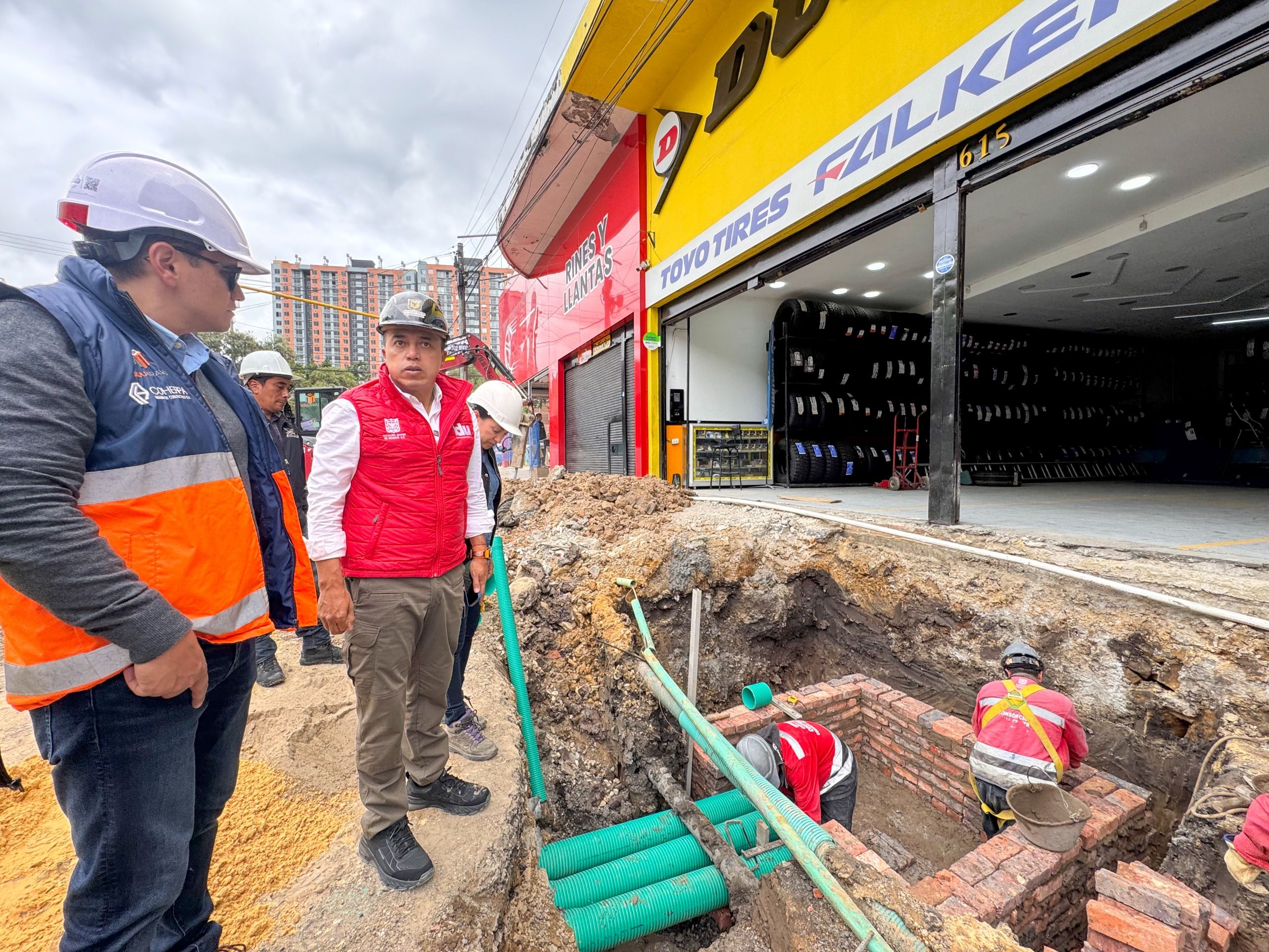 El director del IDU, Orlando Molano, revisa las obras de redes que se adelantan en el grupo 4 de Zonas Industriales