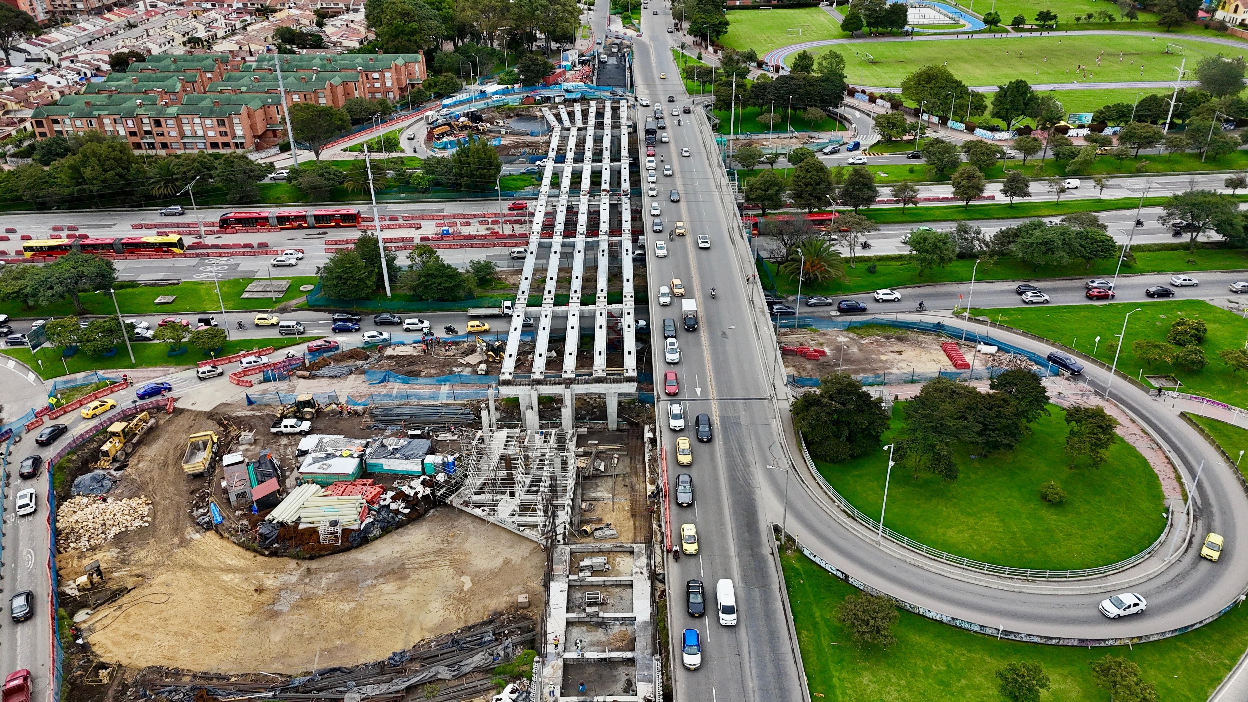 Las vigas izadas para el nuevo puente de la calle 153 denotan el avance en la fase de construcción
