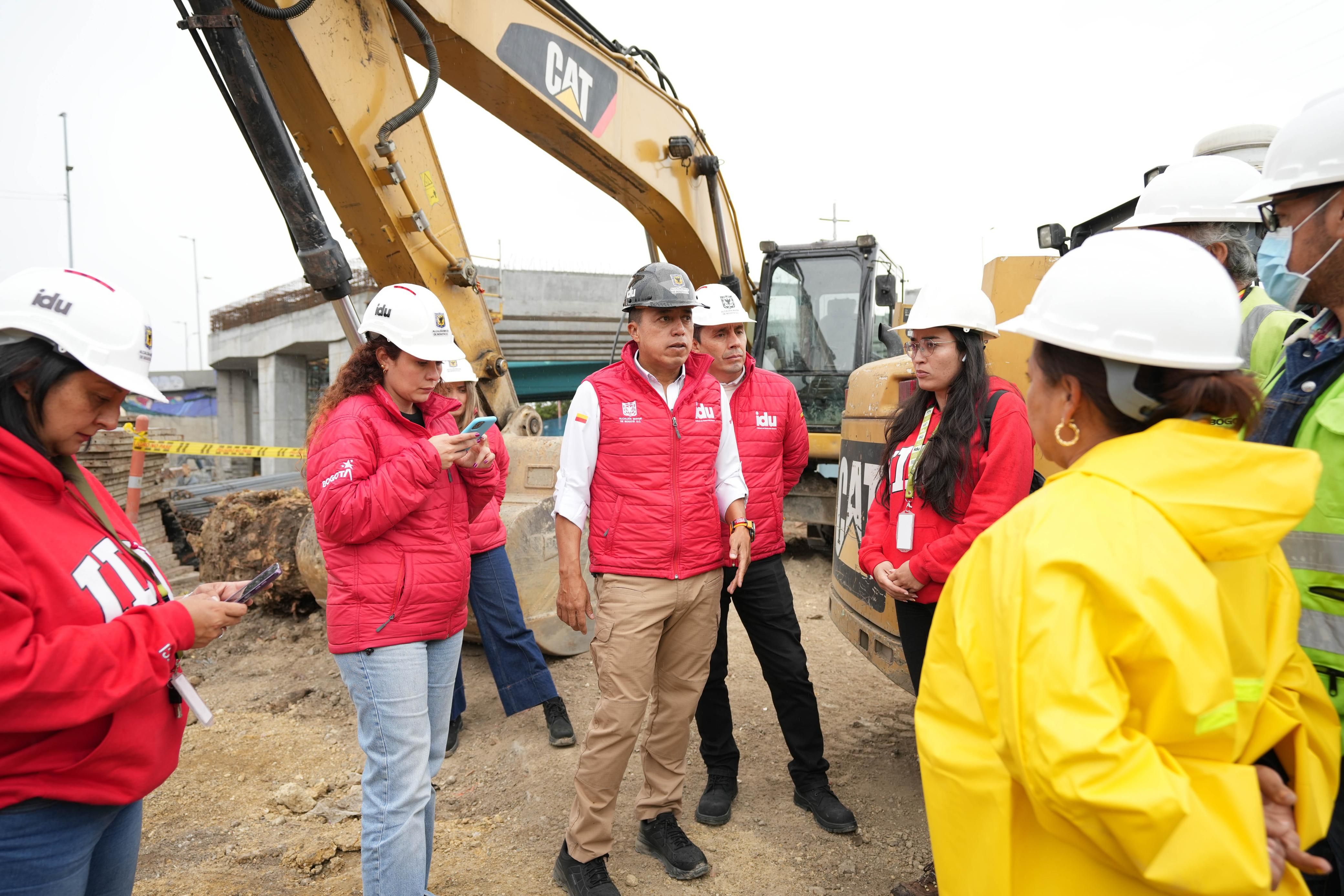 El director del IDU, Orlando Molano, da indicaciones al equipo del consorcio para avanzar en la ejecución de las obras