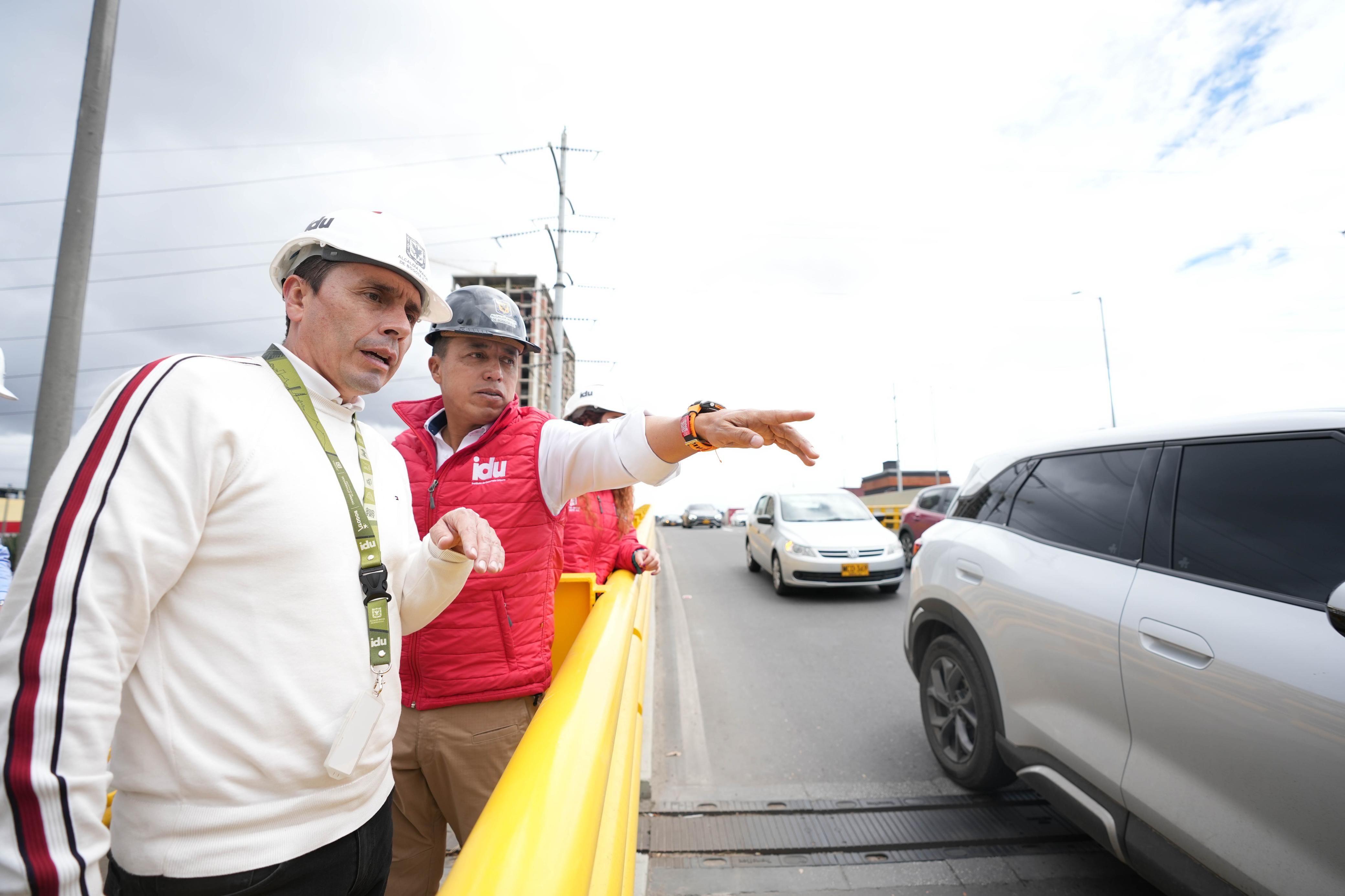 Orlando Molano, director del IDU, da indicaciones para finalizar la intervención en el puente de la calle 134