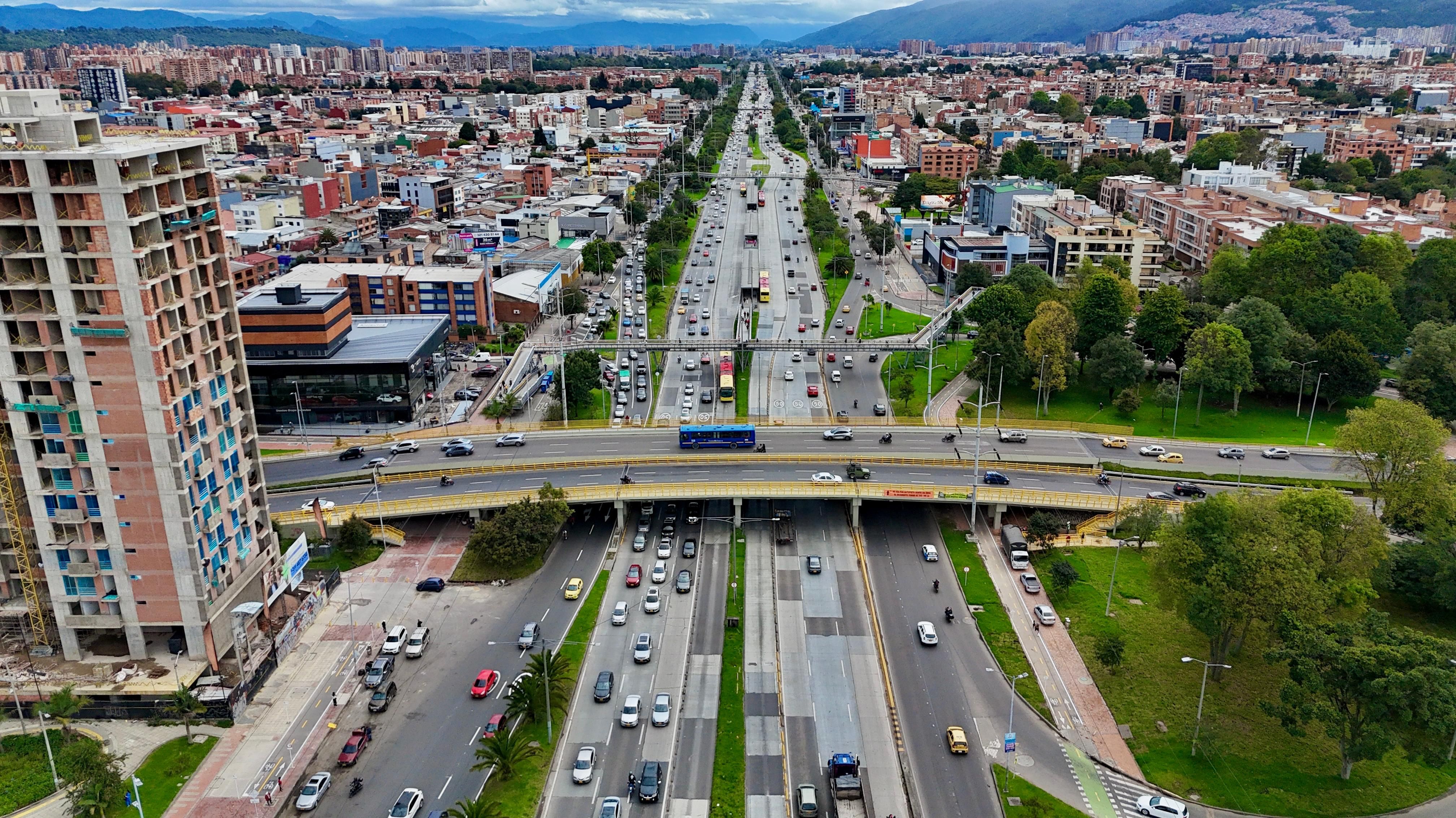 En una imagen panorámica, el puente de la 134 resalta por su reciente intervención que incluyó pintura y una mejor señalización