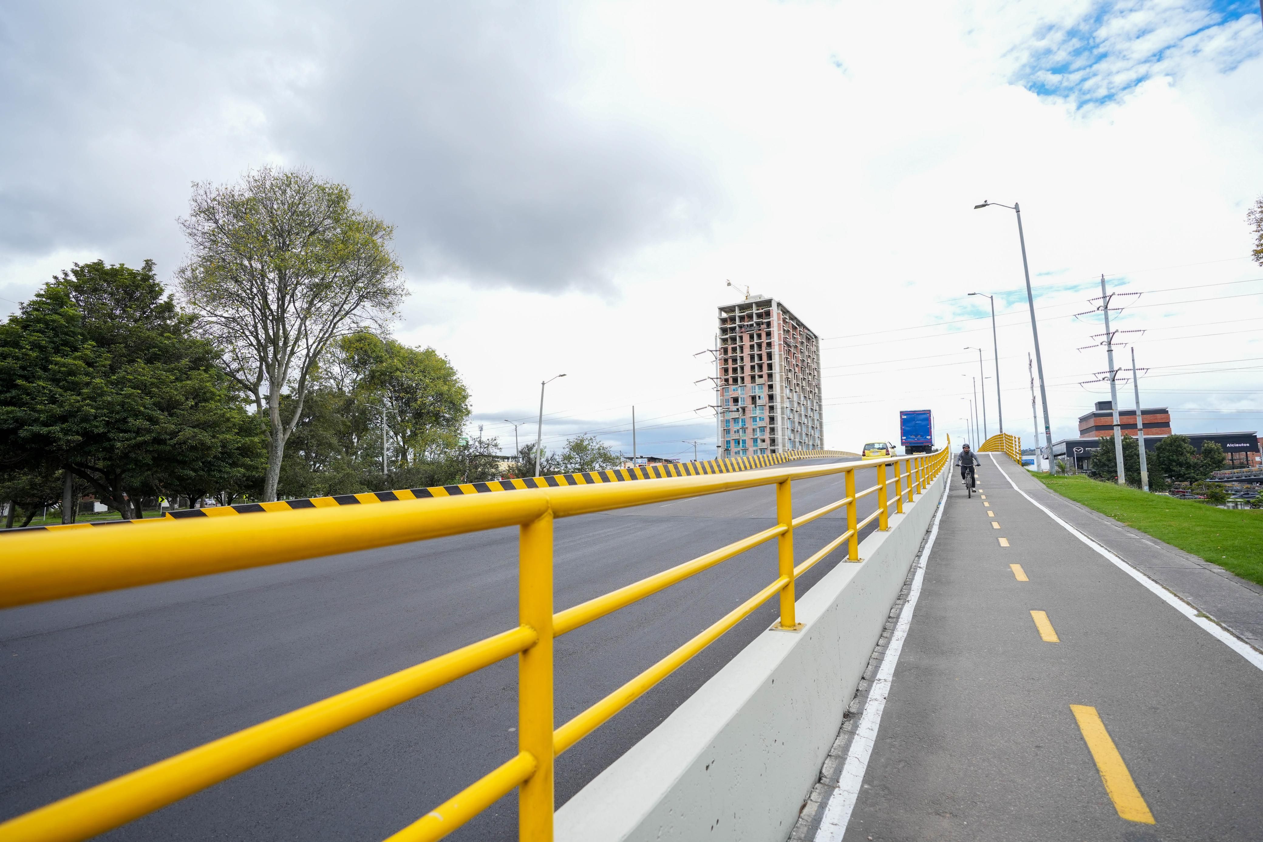 A un costado del puente la ciclorruta también luce renovada para el uso de la ciudadanía