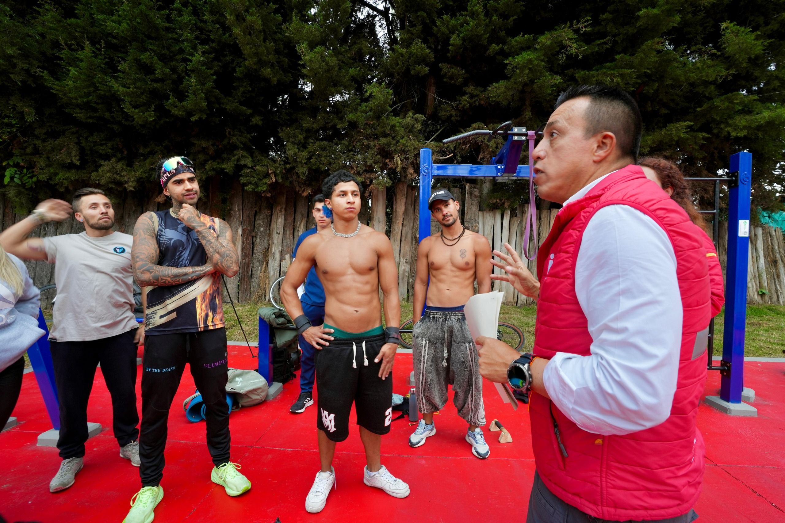 El director del IDU, Orlando Molano, conversa con algunos deportistas beneficiarios del nuevo gimnasio al aire libre en la avenida La Sirena
