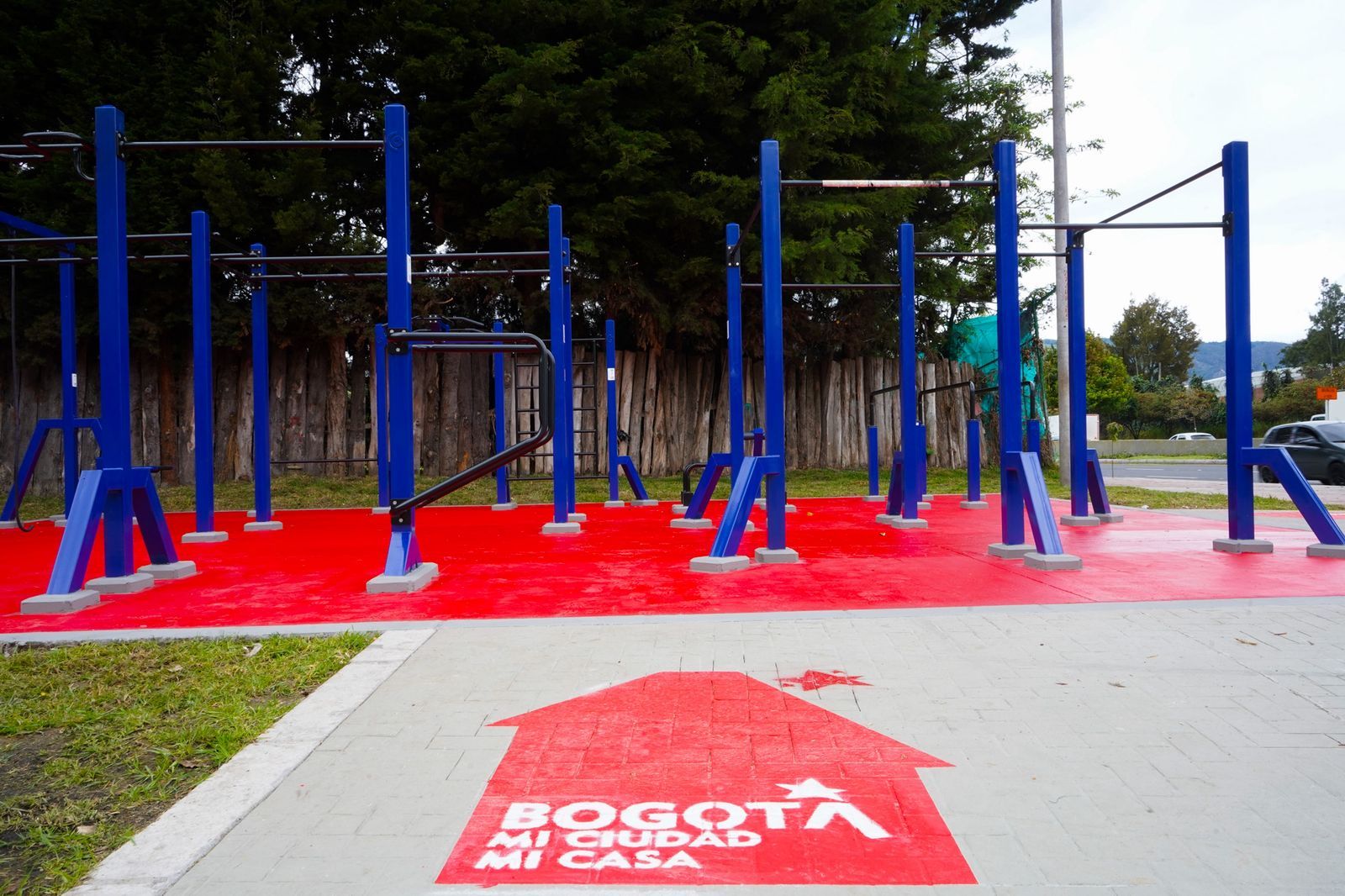 El gimnasio, de fabricación colombiana, cuenta con ocho equipos para diferentes ejercicios cardiovasculares, de fuerza y flexibilidad, contribuyendo a la prevención de enfermedades y al control del peso.