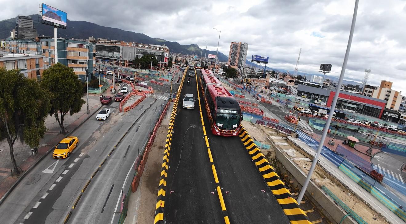 Buses de TransMilenio y vehúculos mixtos se movilizan en el nuevo puente en sentido sur-norte