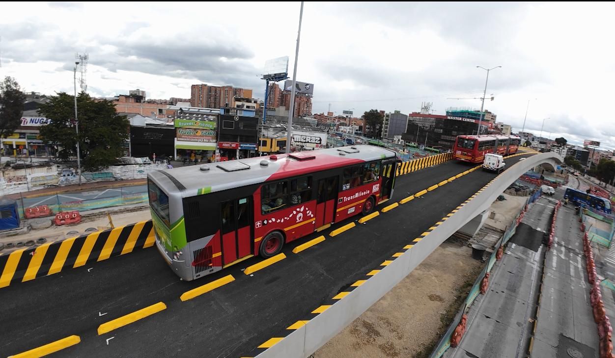 Los buses de TransMilenio transitan sobre el puente que facilita la movilidad en el sector del centro comercial Iserra 100
