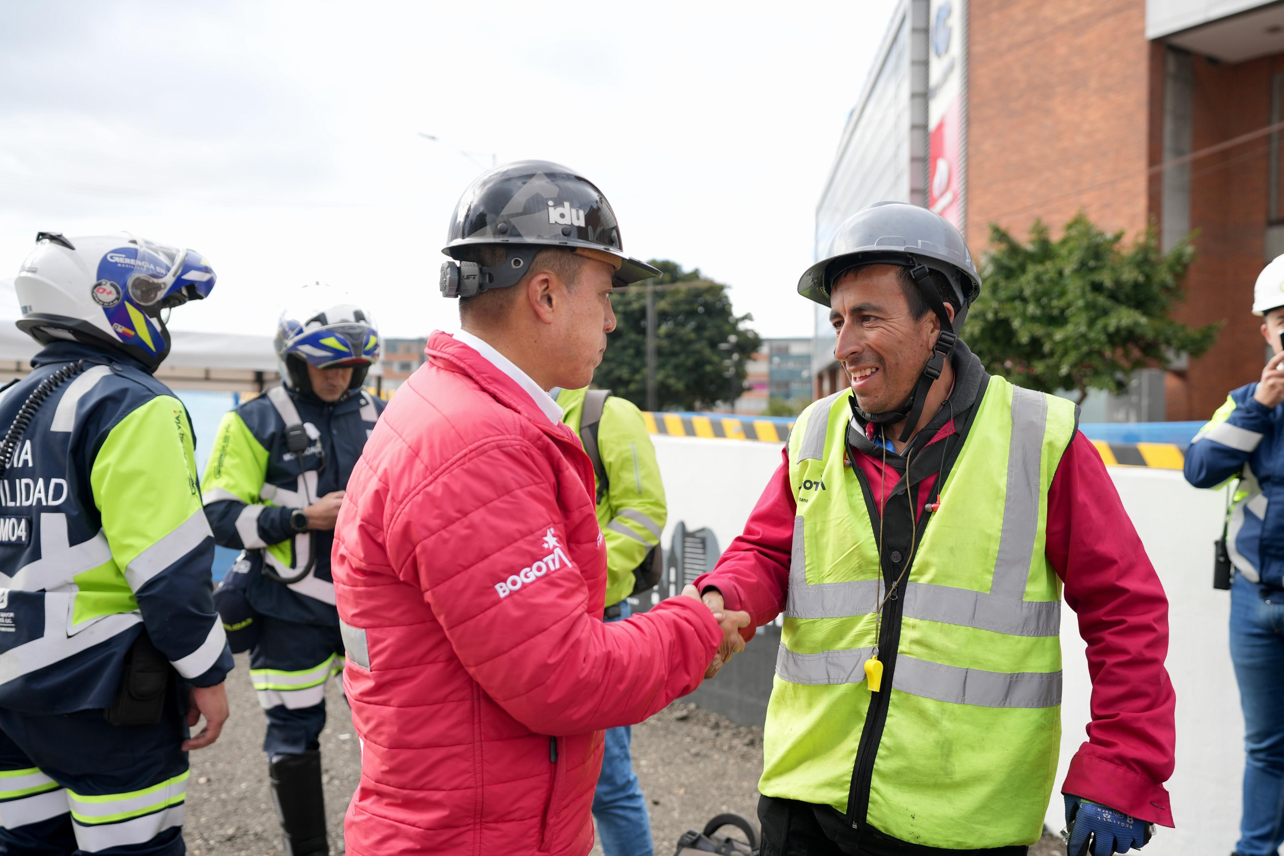 Orlando Molano, director del IDU, conversa con los trabajadores del grupo 8 de la avenida 68
