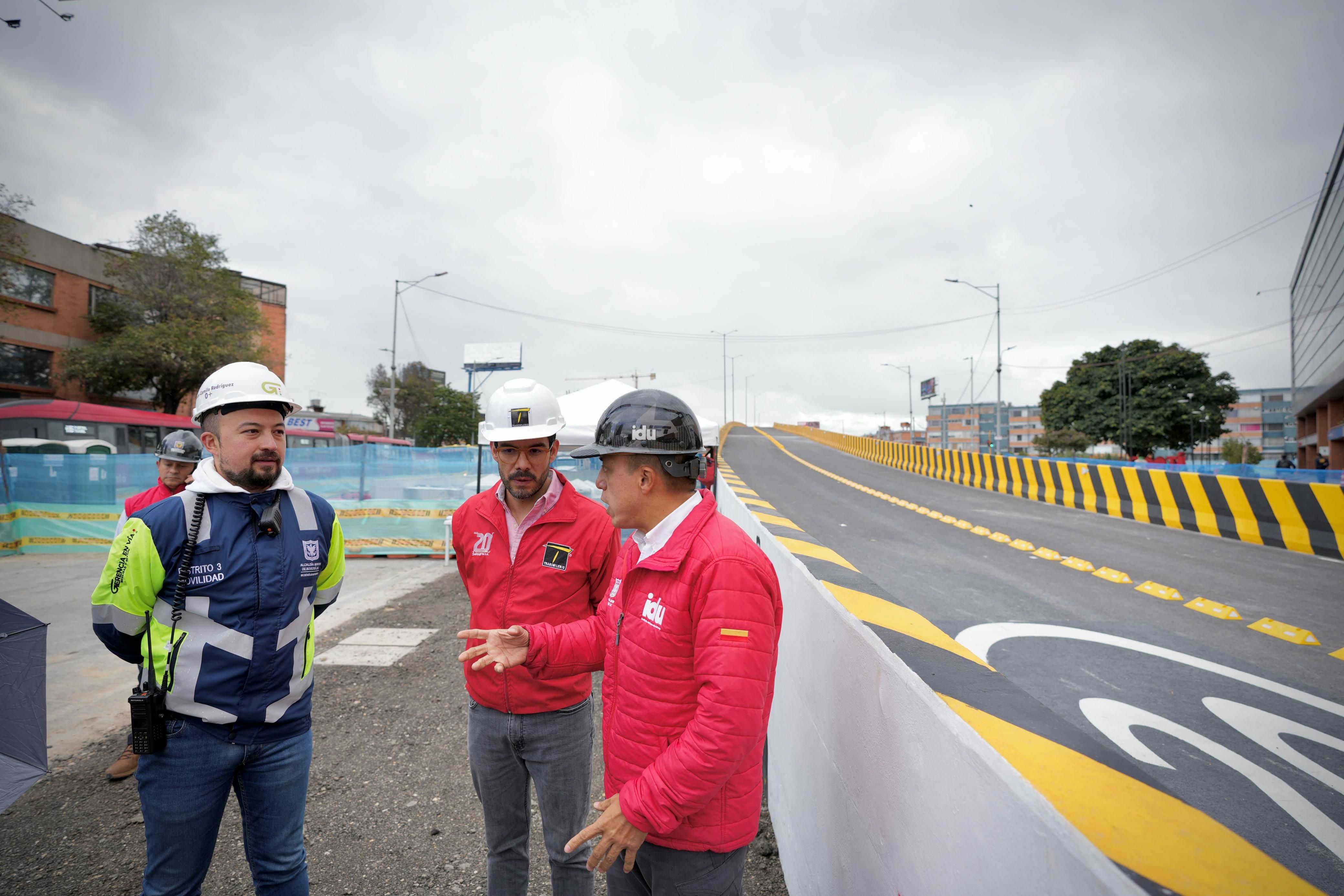 Orlando Molano, director del IDU, conversa con directivos de TransMilenio S.A. y la Secretaría de Movilidad