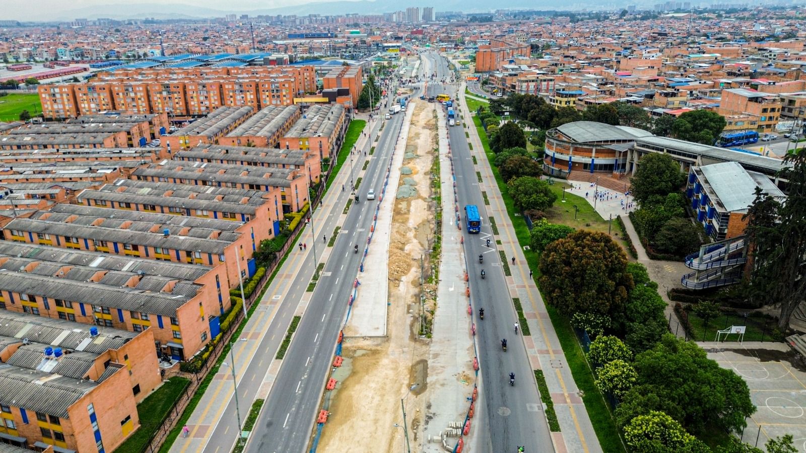Imagen área de las obras en el grupo 2 de la avenida Ciudad de Cali, con un avance del 62,30 % a 16 de junio, cuando ya debería haber finalizado
