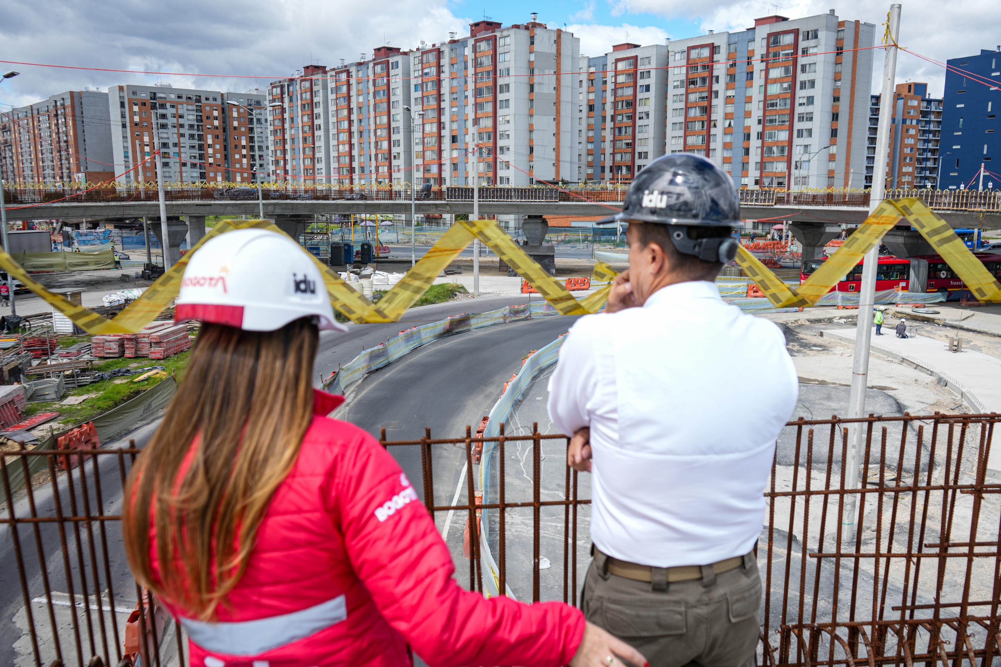 El director del IDU, Orlando Molano, revisa en terreno los avances de la construcción de esta glorieta elevada